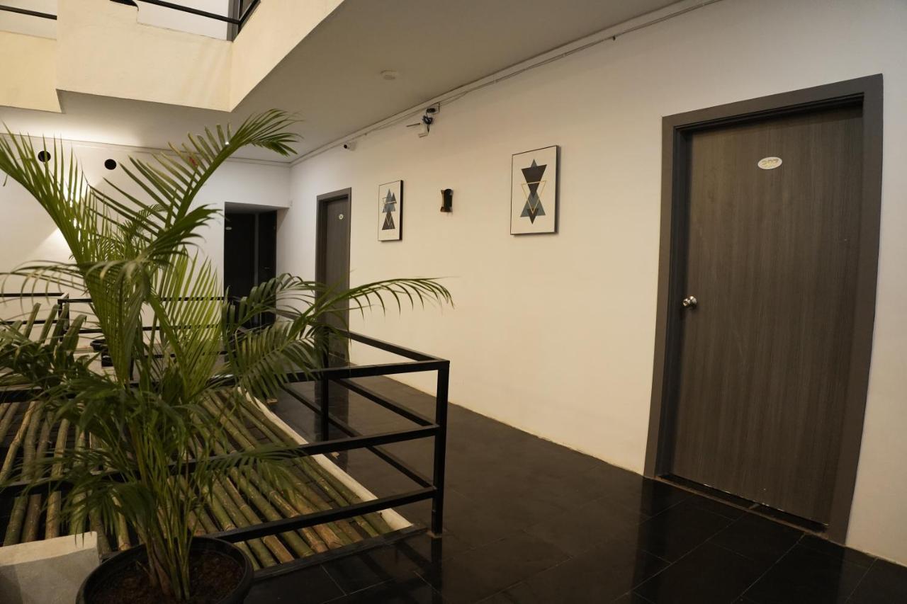 Hotel Royal Accord Surat Esterno foto