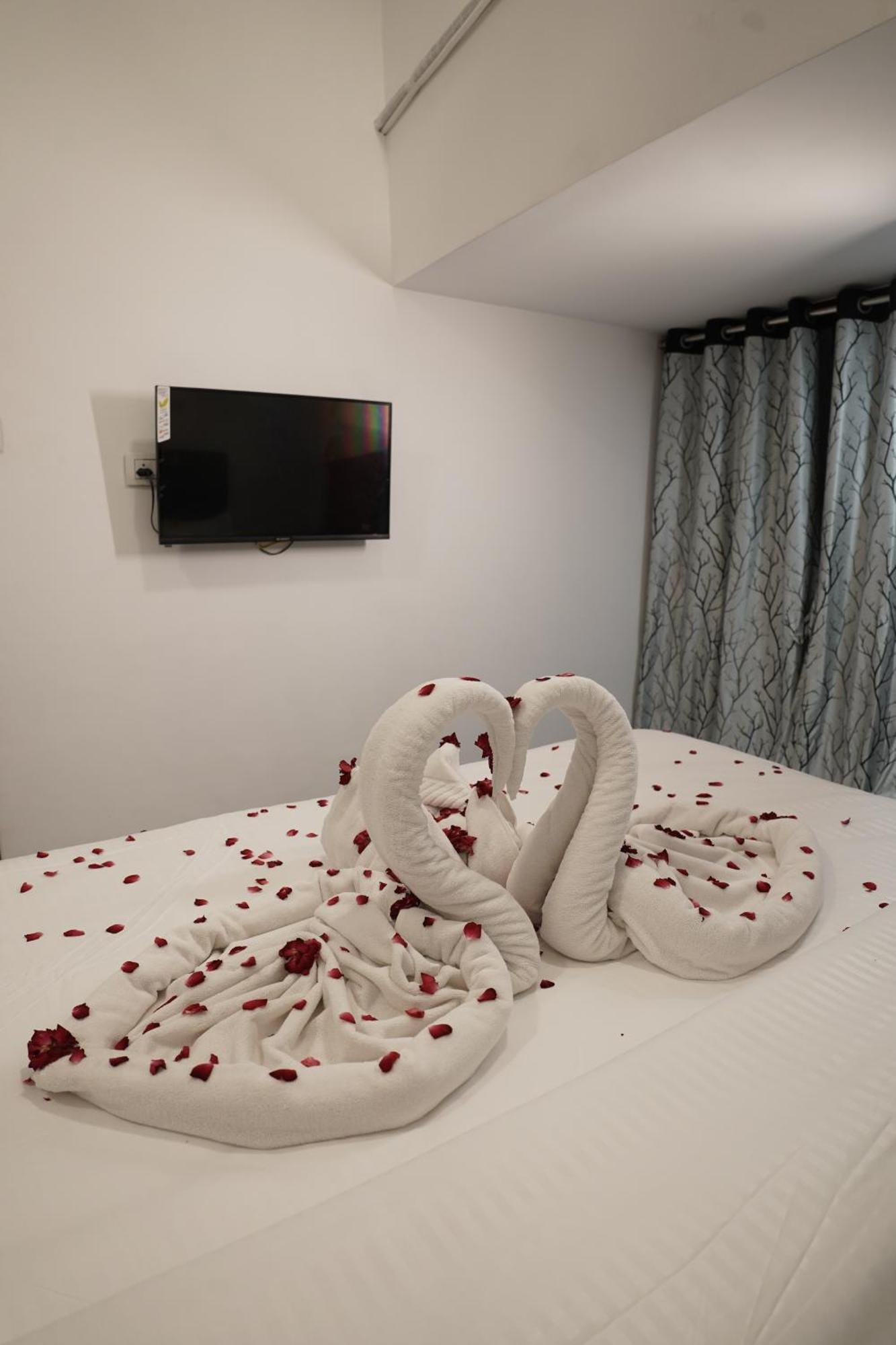 Hotel Royal Accord Surat Esterno foto