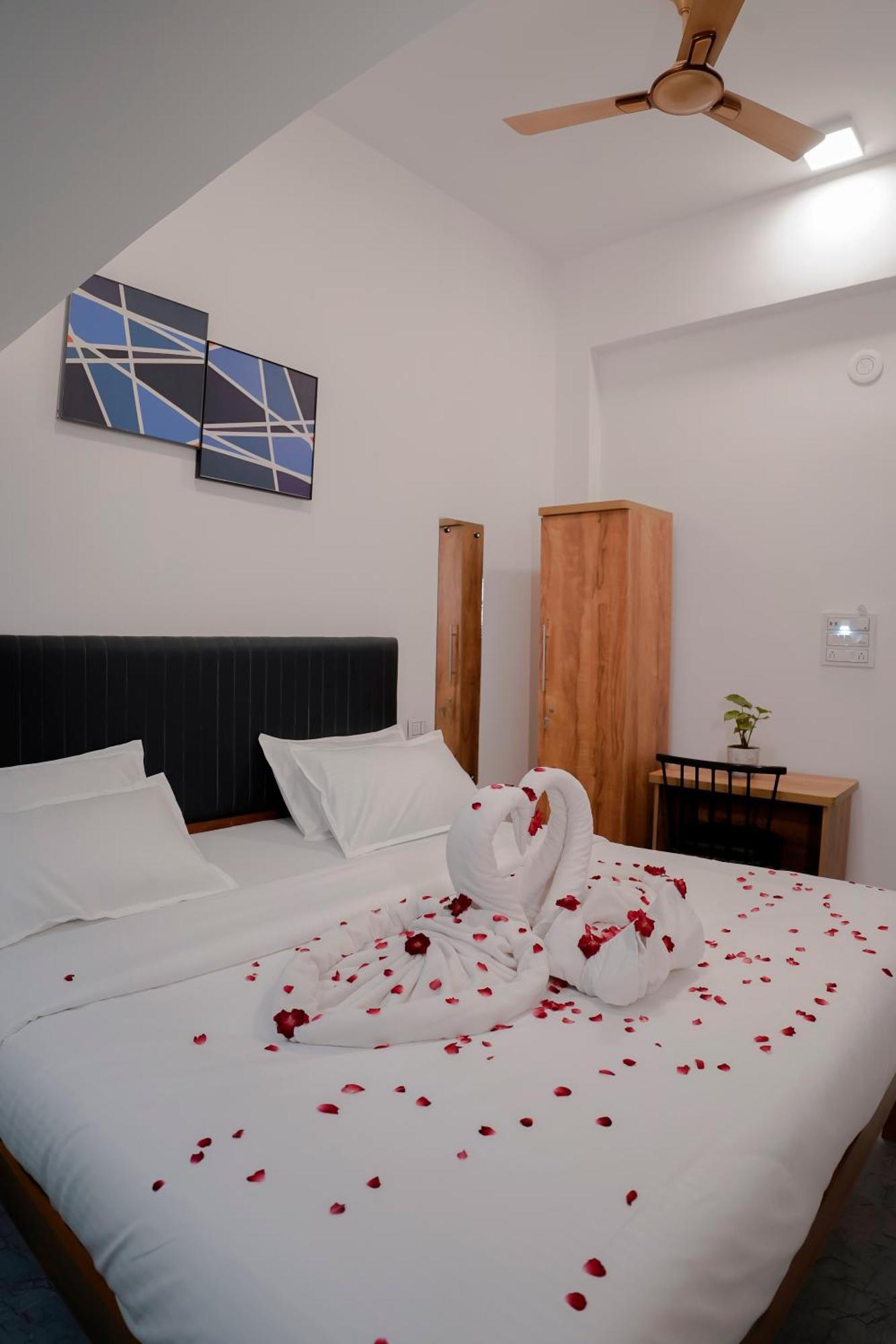 Hotel Royal Accord Surat Esterno foto