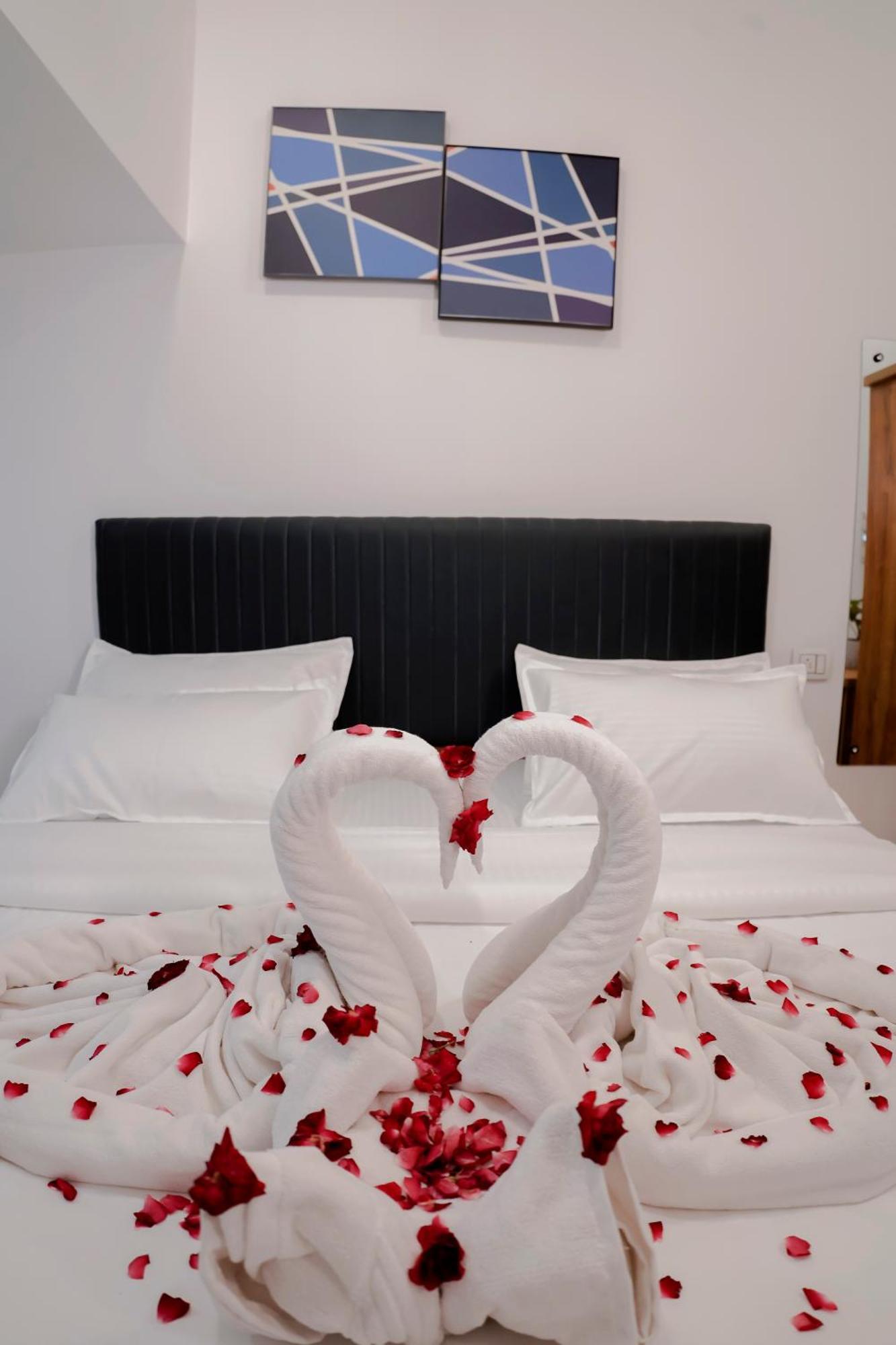 Hotel Royal Accord Surat Esterno foto
