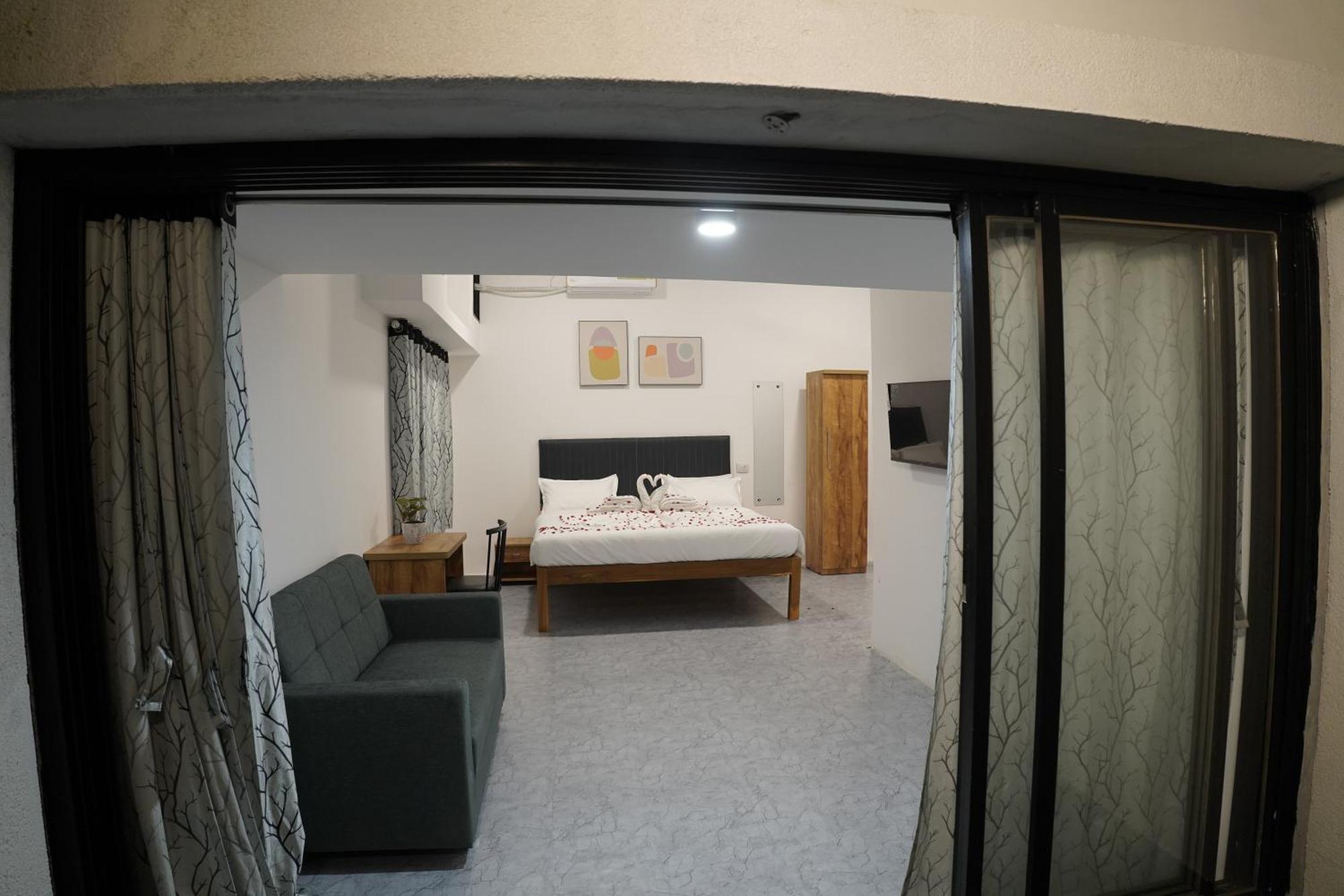 Hotel Royal Accord Surat Esterno foto