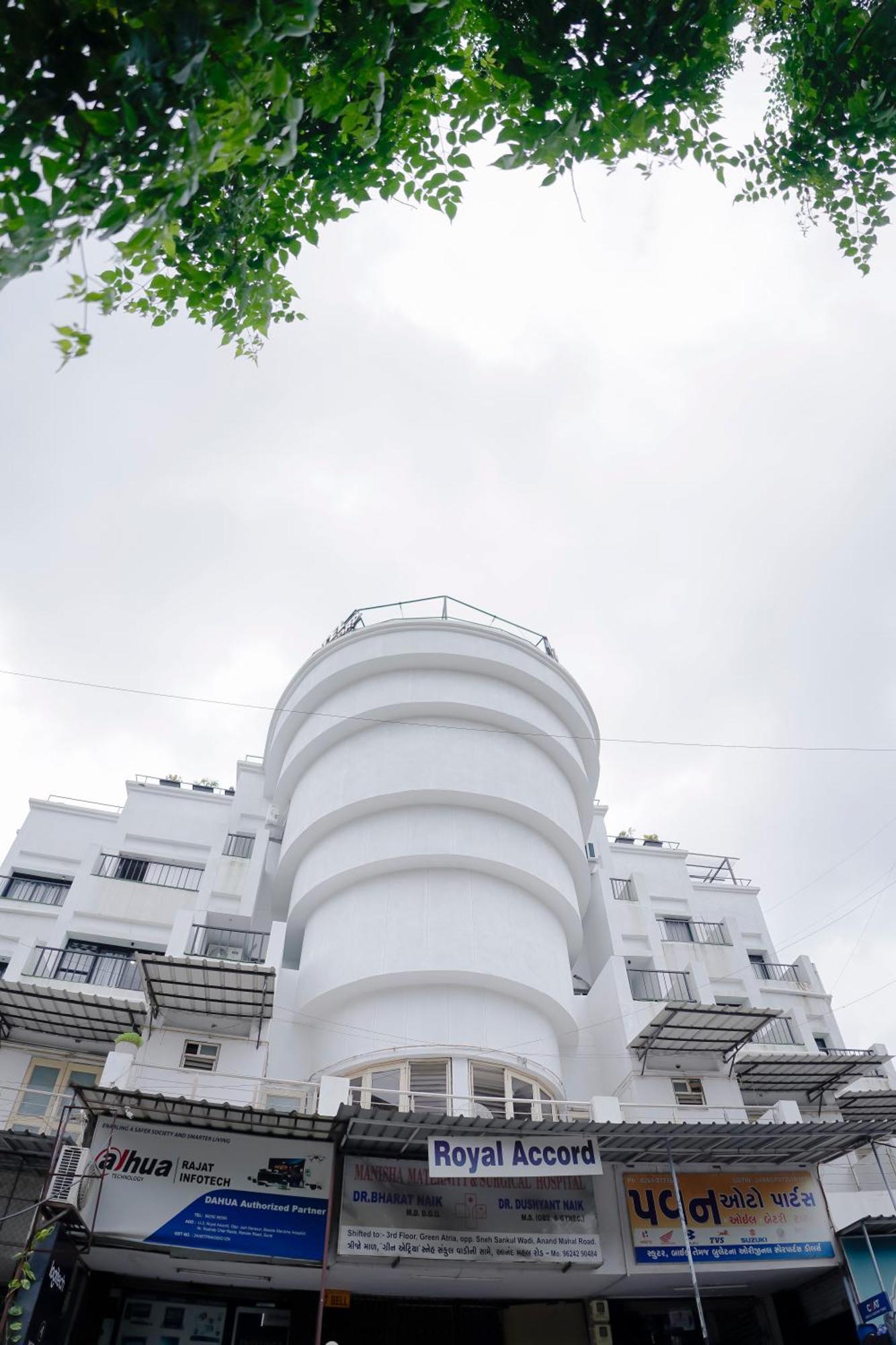 Hotel Royal Accord Surat Esterno foto